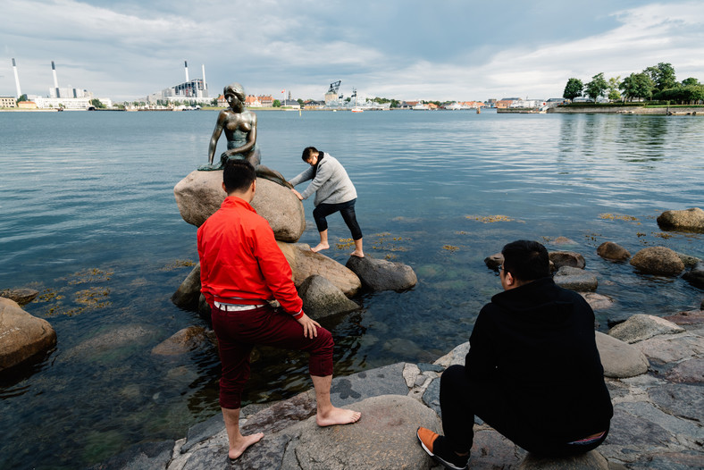 Kopenhaska "Mała Syrenka" budzi duże zainteresowanie turystów