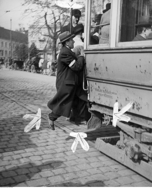 Kraków. Żyd wskakujący do tramwaju (1940 r.)