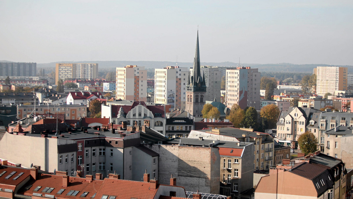 Atakował w różnych miejscach na terenie całego Świnoujścia i o różnych porach, ale scenariusz wszystkich gwałtów był podobny. Mężczyzna ubrany w kominiarkę napadł na młode kobiety, straszył bronią i wykorzystywał seksualnie. Niestety nie wszystkie ofiary seryjnego gwałciciela uszły z życiem.