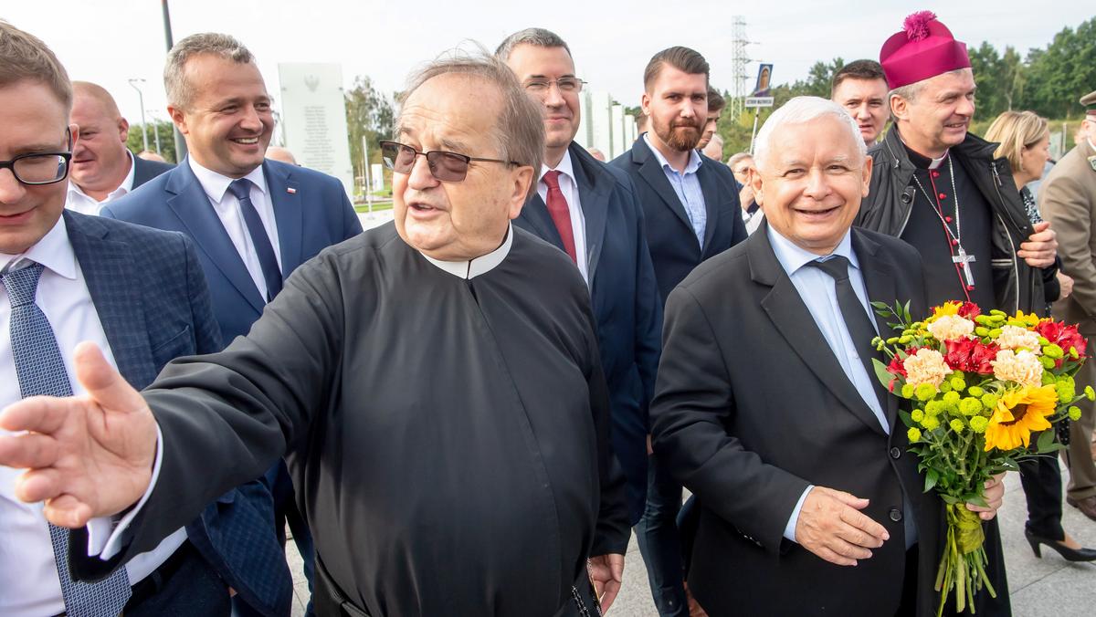 Prezes PiS Jarosław Kaczyński (C-P) oraz Dyrektor Radia Maryja o. Tadeusz Rydzyk (C) w Parku Pamięci Narodowej 