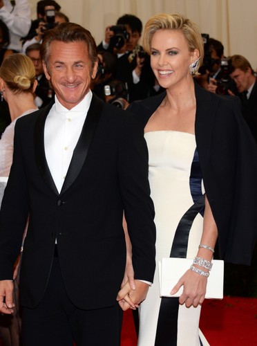 Charlize Theron i Sean Penn na gali w nowojorskim Metropolitan Museum