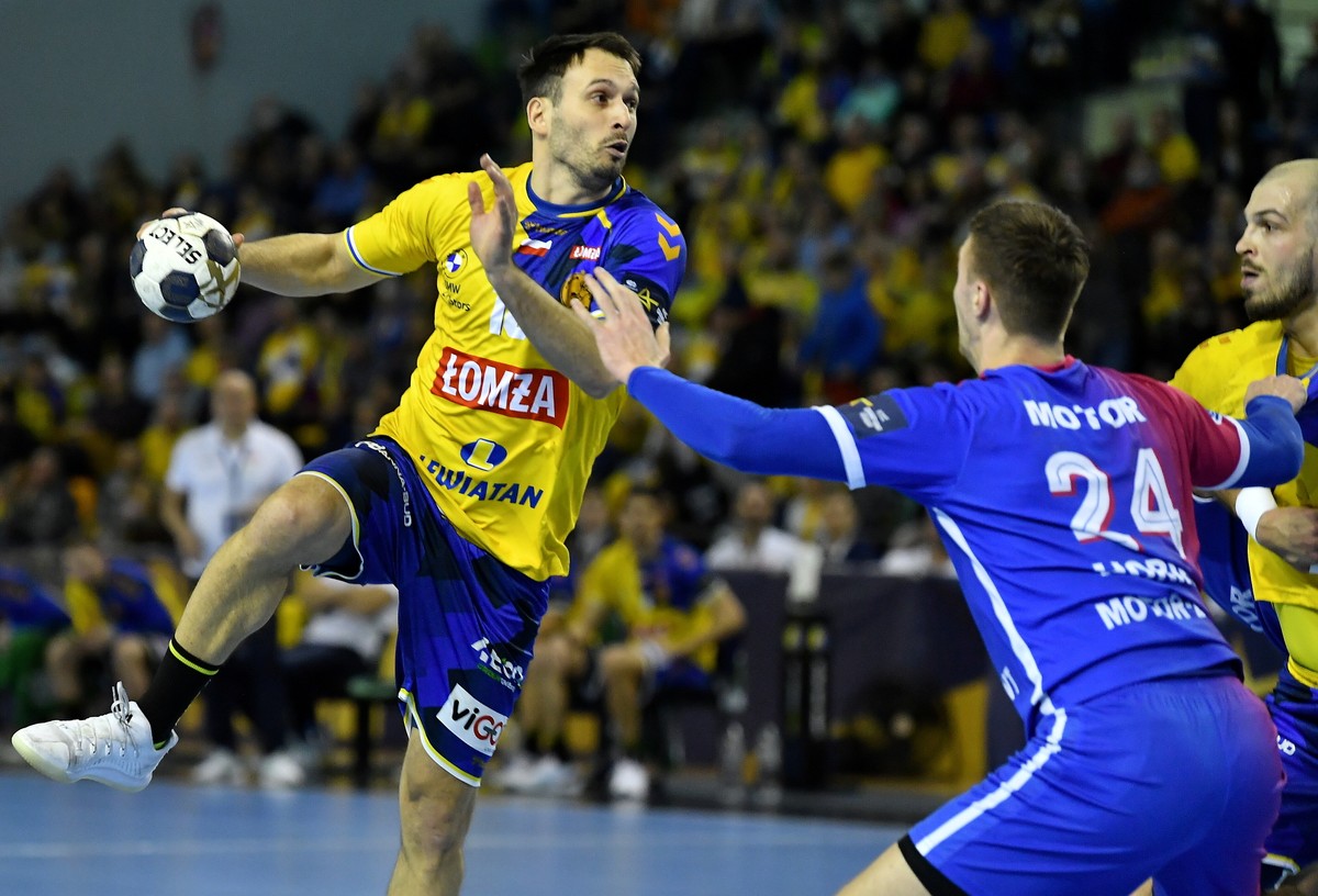 Zawodnik Łomży Vive Kielce Igor Karacic (L) i Dmytro Horiha (C) z Motoru Zaporoże podczas meczu grupy B Ligi Mistrzów piłkarzy ręcznych