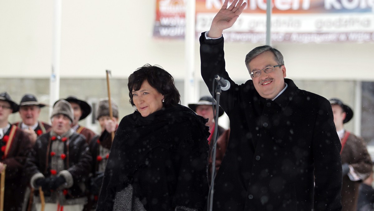 Bronisław Komorowski z małżonką Anną, którzy wypoczywają w rezydencji prezydenckiej na Zadnim Groniu w Beskidach, wysłuchali koncertu kolęd w kościele luterańskim w centrum Wisły.