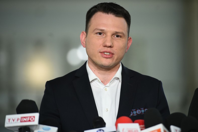 Sławomir Mentzen podczas konferencji prasowej w Sejmie (28.03.2023)