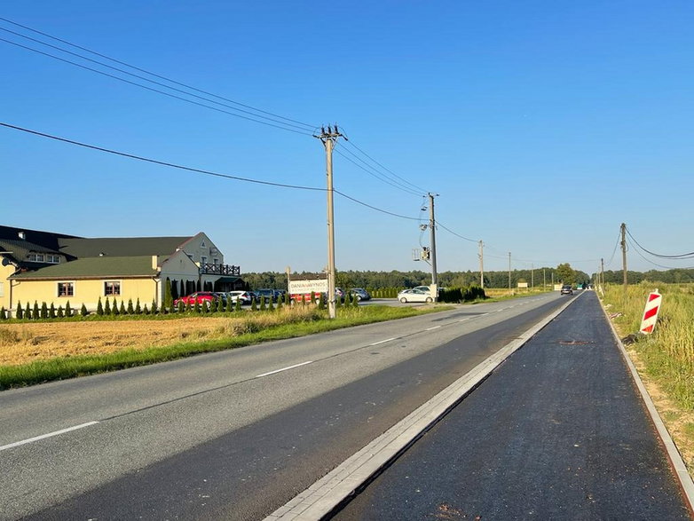 Budowa ścieżki rowerowej - Ćwiklice, odcinek na wysokości restauracji Pod Jemiołą - 05.08.2022 - autor: pless.pl