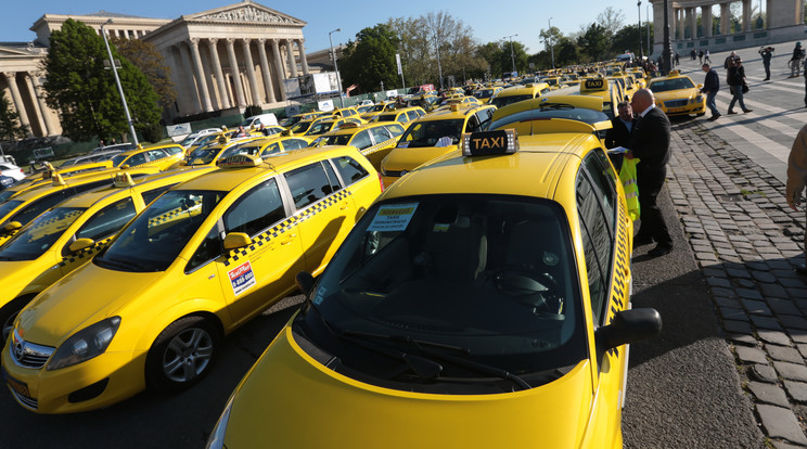 A taxisok ma is tüntetést szerveznek az illegálisan sofőrködök ellen, ám a demontrációhoz a Főtaxi nem csatlakozik. /Fotó: Gy. Balázs Béla