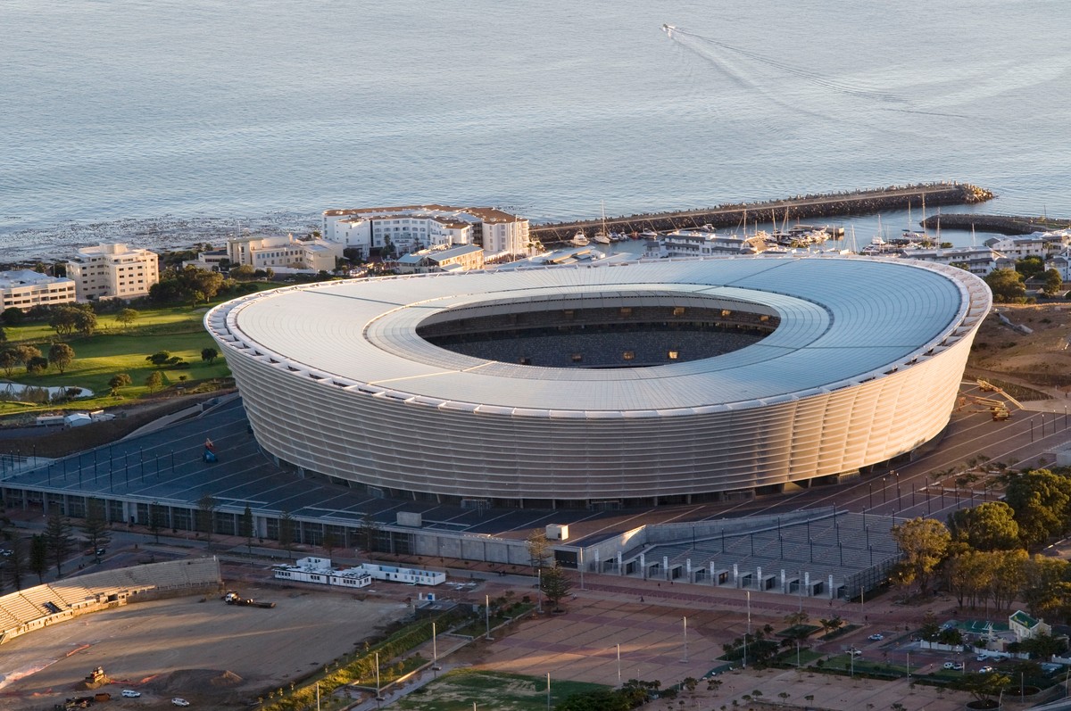 Stadion w Kapsztadzie, RPA (2) pojemność 68 tys. Fot. Rodger Bosch, źródło: MediaClubSouthAfrica.com
