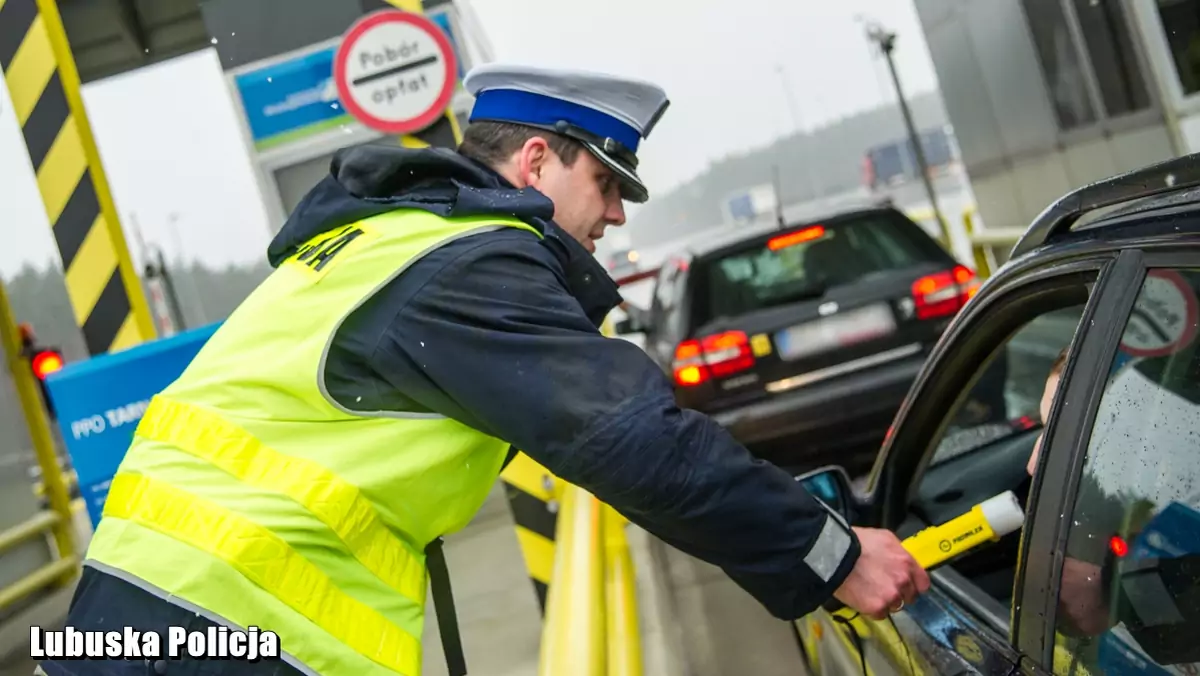 Badali trzeźwość na autostradzie