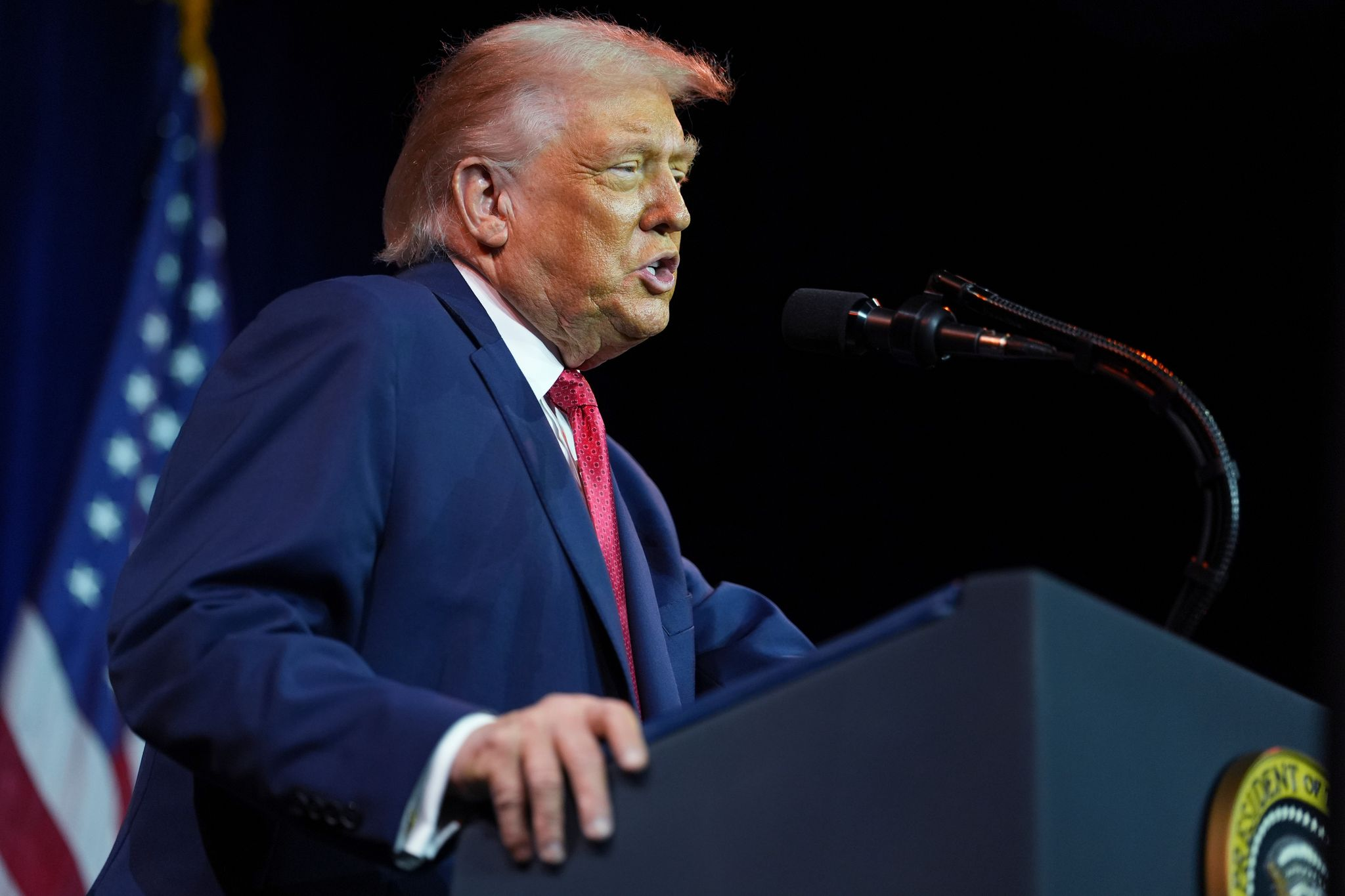 Trump droht Rüstungskonzernen: Dividendenverbot und Gehälter auf 5 Mio.