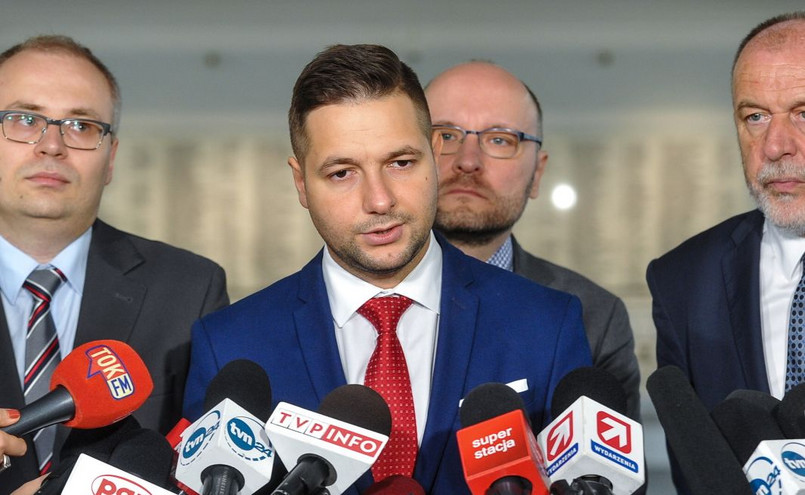 Jaki odniósł się również do zapowiedzi Rady Społecznej przy komisji weryfikacyjnej ws. złożenia wniosku o doprowadzenie na obrady Gronkiewicz-Waltz. Wiceminister podkreślił, że komisja nie ma takich instrumentów, natomiast "teoretycznie mogłaby się zwrócić do prokuratury".