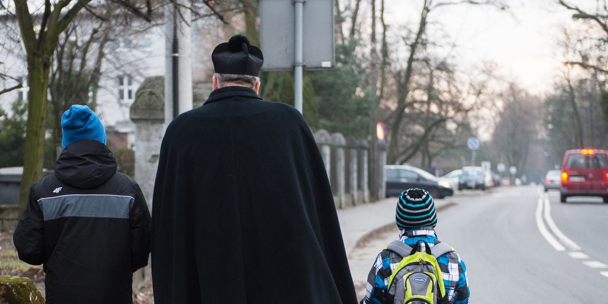 Księdzu w czasie kolędy towarzyszą ministranci, kościelny lub organista. 