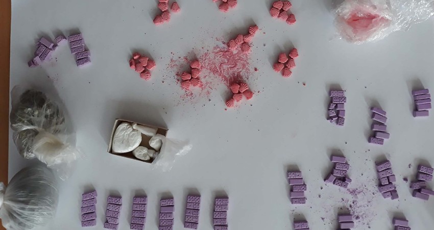 Zaplenjena droga u obliku kruna i domina