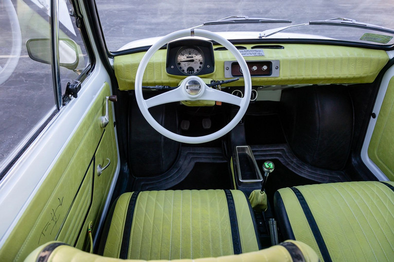 Fiat 126p, którego dostał Tom Hanks, sprzedany za ponad 363 tys. zł