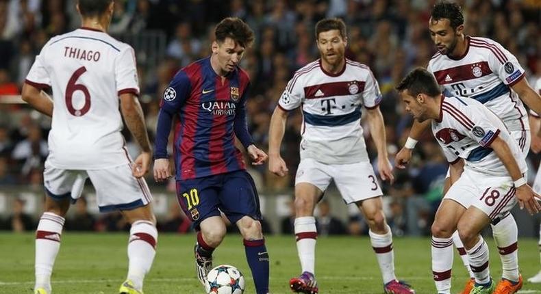 Barcelona's Lionel Messi in action with Bayern Munich's Thiago, Xabi Alonso, Juan Bernat and Mehdi Benatia. Reuters / Gustau Nacarino