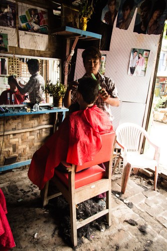 U birmańskiego fryzjera; fot. T. Bogusz / 'Pirania na kolację'