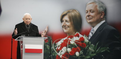 Jarosław Kaczyński wyszedł na mównicę. Publiczność skandowała nie tylko "Jarosław". "Słyszę tu moje imię, ale ważniejsze jest to drugie"