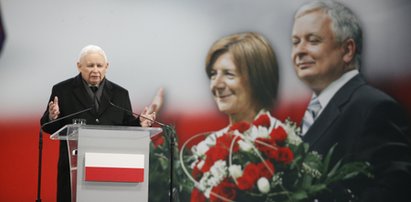 Jarosław Kaczyński wyszedł na mównicę. Publiczność skandowała nie tylko "Jarosław". "Słyszę tu moje imię, ale ważniejsze jest to drugie"