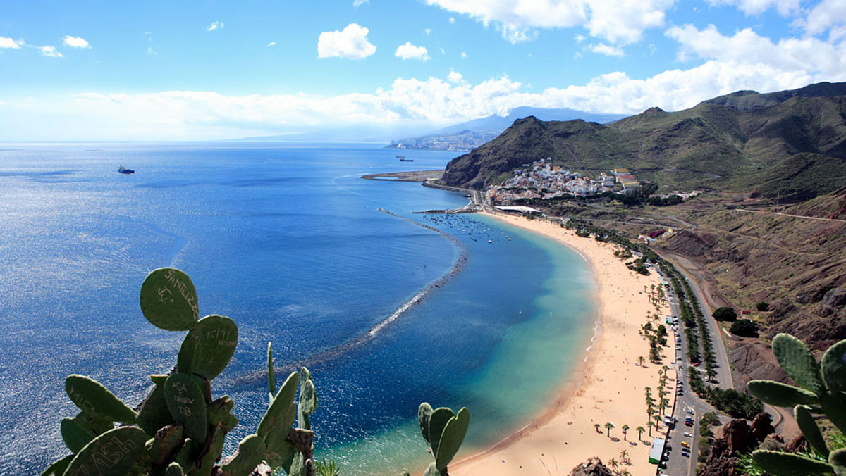 Wyspy Kanaryjskie nazywane przez wielu Wyspami Szczęśliwymi leżą na Oceanie Atlantyckim i oddalone są około 100 km od zachodnich wybrzeży Maroka. Należą  do Hiszpanii i są podzielone na dwie prowincje wschodnią i zachodnią. W ich skład wchodzą : Teneryfa, Hierro, Gomera, La Palma, Gran Canaria, Lanzarote, Fuerteventura i sześć wysp mniejszych niezamieszkałych.