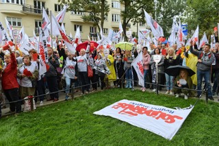 'Czerwona kartka dla minister Zalewskiej'. Protest nauczycieli i związkowców Solidarności przed ministerstwem edukacji