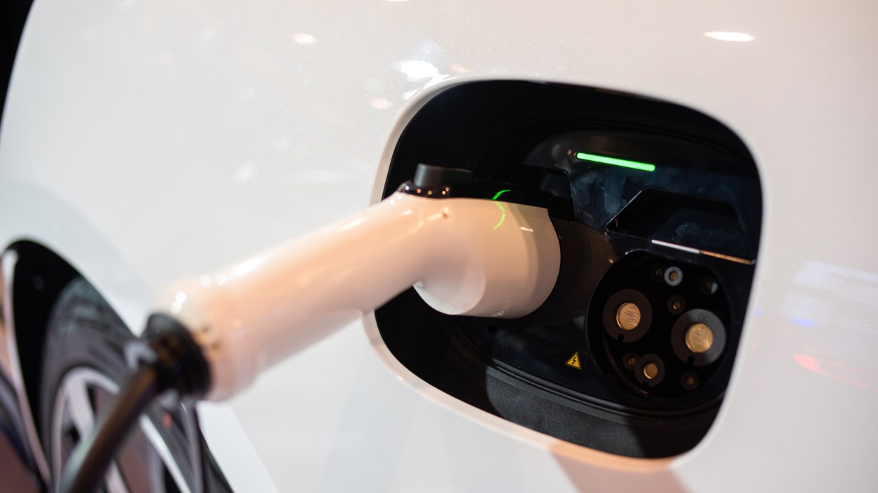 Vysoká cena, obavy z dojazdu a slabá infraštruktúra sú hlavné dôvody odmietania elektromobilov. Tieto obavy sa roky nemenia.