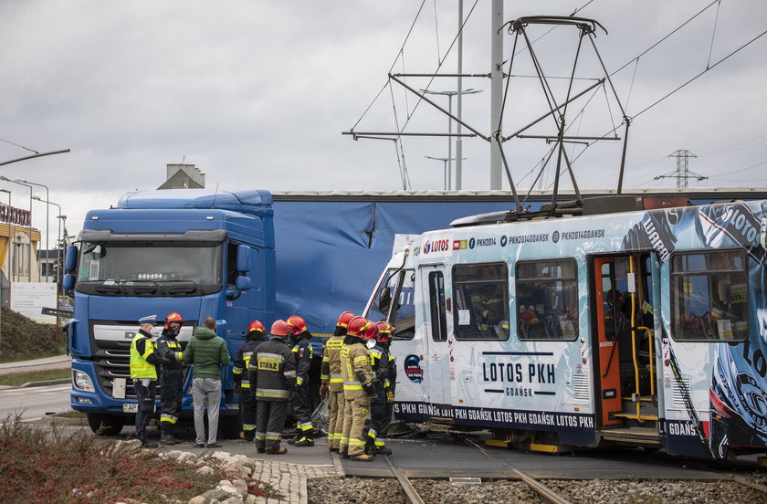 Zderzenie tramwaju z ciężarówką w Gdańsku. Ranna motornicza