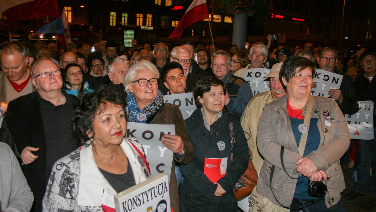 Łącznie kilkaset osób wzięło udział wczoraj w protestach pod sądami w Gdańsku i Gdyni. Wśród manifestantów można było zobaczyć m.in. Jarosława Kurskiego, Aleksandra Halla, Bogdana Borusewicza i Henrykę Krzywonos.