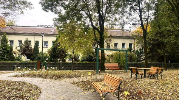 W ogrodzie na osiedlu Krakowiaków pojawiło się mnóstwo nowej zieleni – drzewa, krzewy, byliny, a także liczne gatunki kwiatów