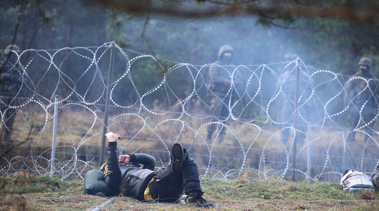 Migráns a lengyel határnál, a fehéroroszországi Grodno környékén. A héten a lengyel határnál összegyűlt nagy létszámú migránscsoport megpróbált erőszakkal áttörni a határvédő kerítésen, hogy bejusson az Európai Unió területére. MTI/EPA/BELTA/Leanyid Scseglov