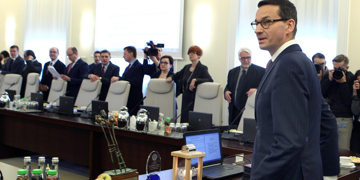 Morawiecki wyrzuci tylko tych dwoje?