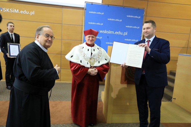 Ojciec Tadeusz Rydzyk i Przemysław Czarnek. W środku Zdzisław Klafka, rektor WSKSiM