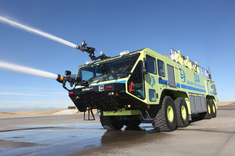 OSHKOSH Striker 4500