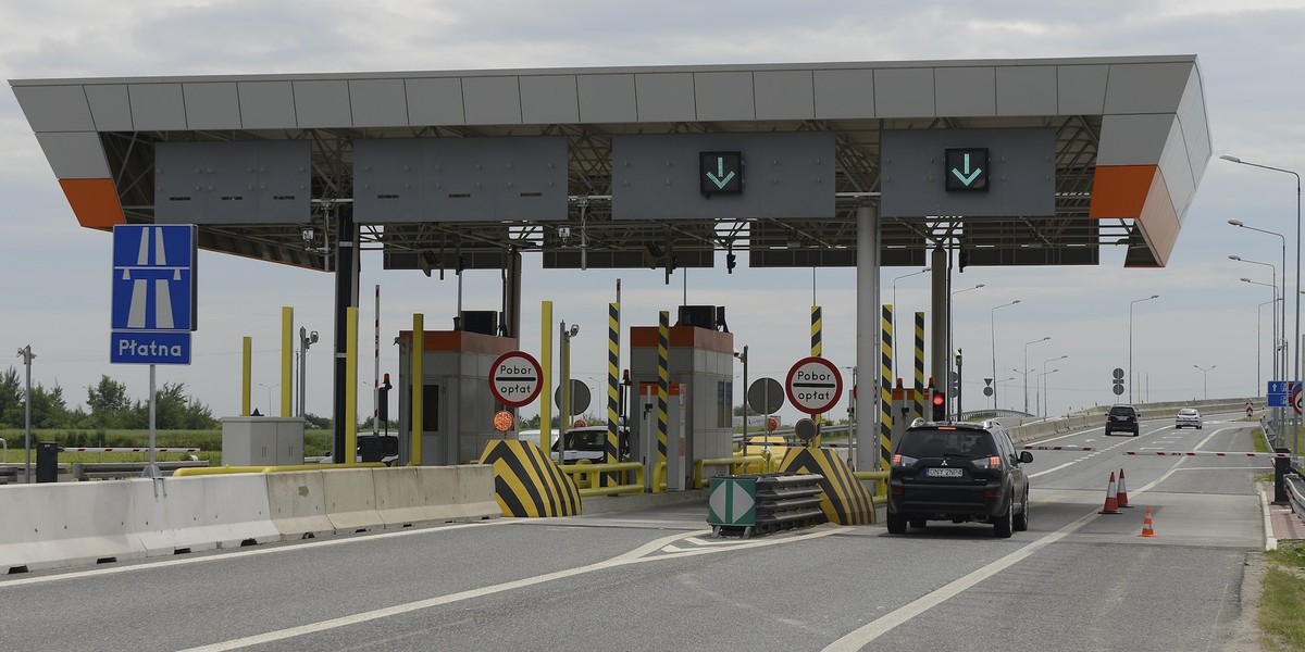 Karetka staranowała szlaban na autostradzie A4