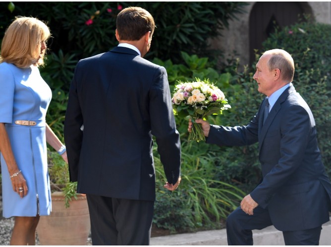 Brigitte i Emmanuel Macronowie oraz Władimir Putin