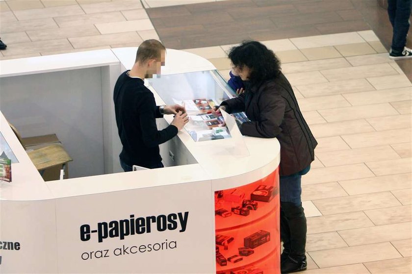 Grochola z wnukiem. Daje mu zły przykład?