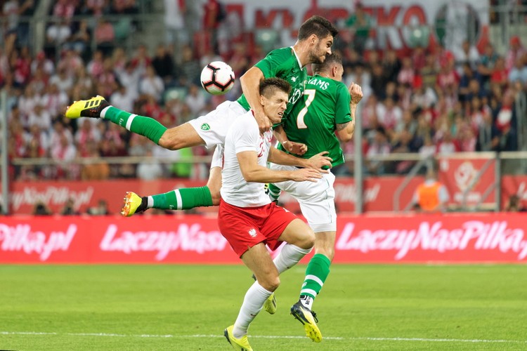 Piłkarz reprezentacji Polski Krzysztof Piątek (C) oraz John Egan Shaun i Williams z Irlandii