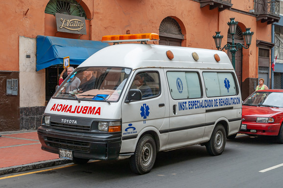 AUTOBUS SE SURVAO NIZ PROVALIJU I UPAO U REKU! Teška nesreća u Peruu, najmanje 23 osobe poginule