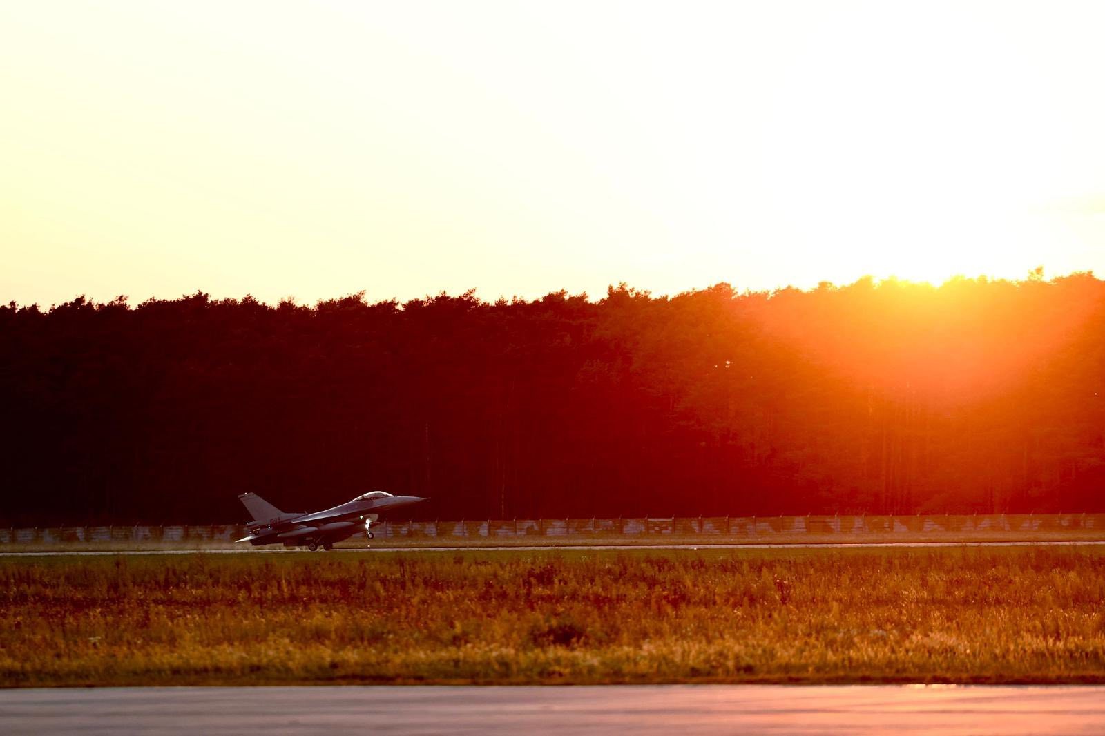 Na Slovensku pristáli ďalšie dve stíhačky F-16. 