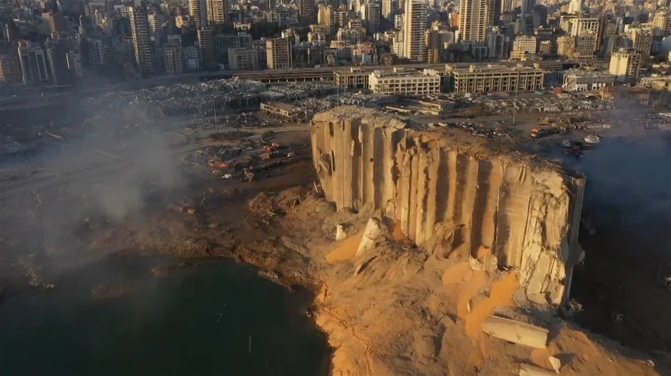 Eksplozija skladišta punog amonijum nitrata je sravnila sa zemljom luku u Bejrutu