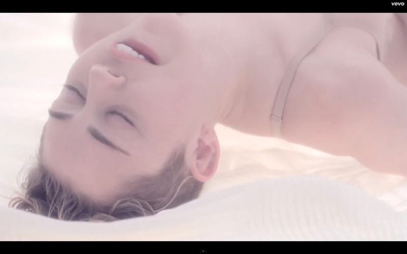 Miley Cyrus w klipie do piosenki 'Adore You'