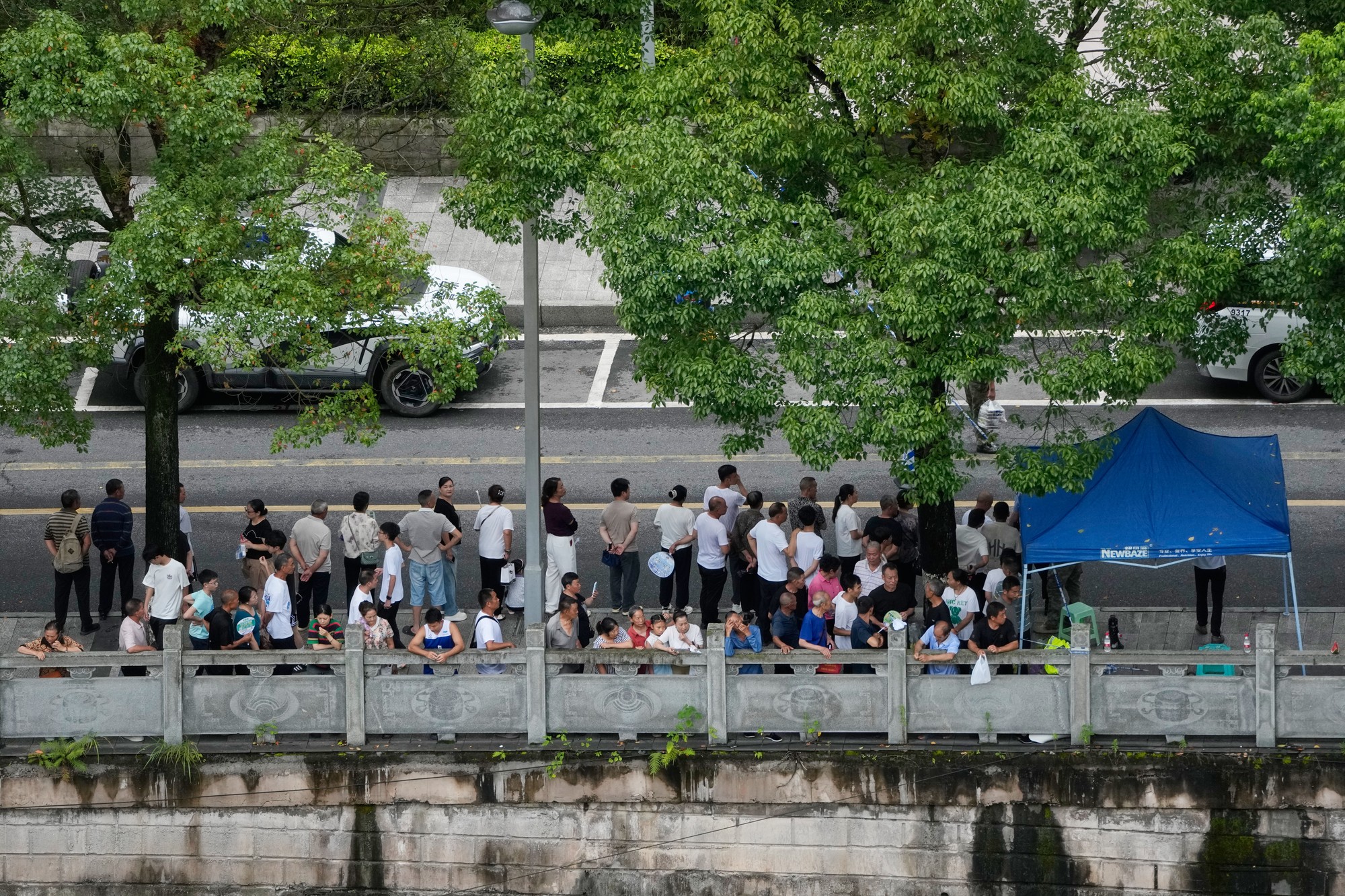 Mohutný zosuv pôdy v Číne si vyžiadal najmenej 8 obetí.