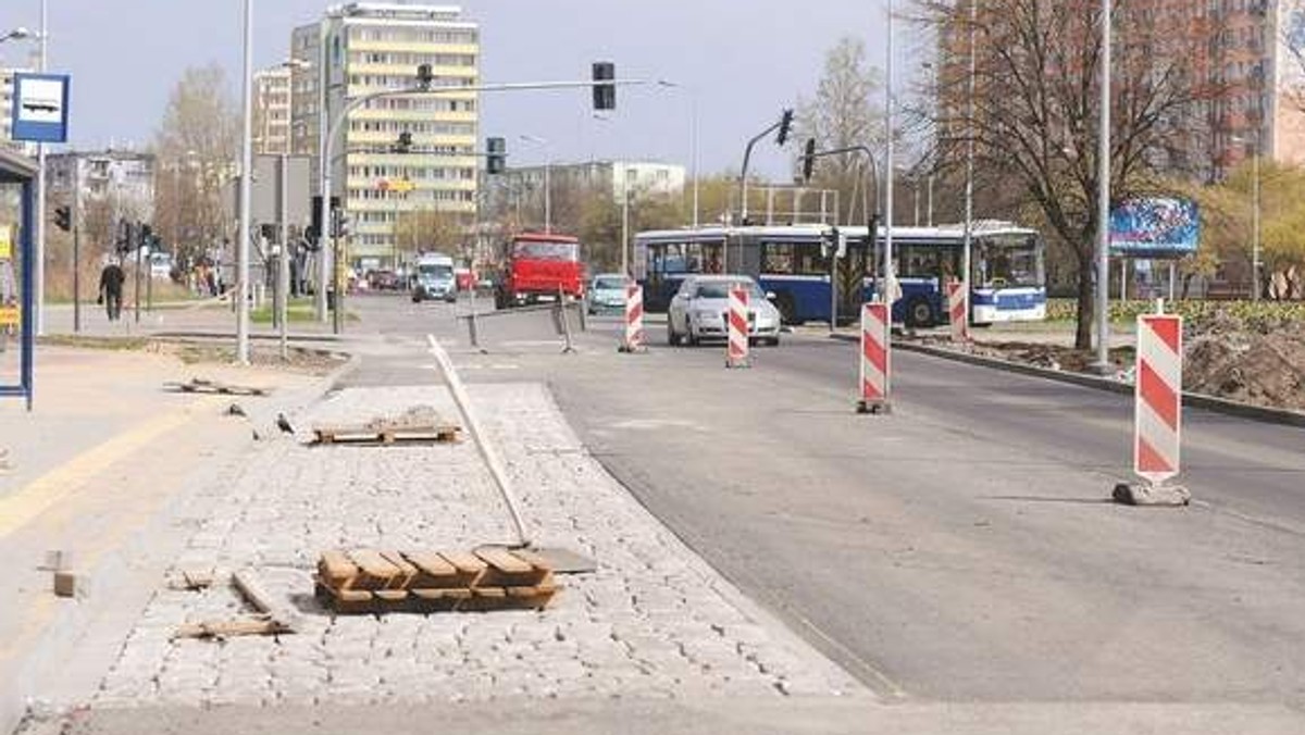 "Gazeta Pomorska": Na Wyszyńskiego trwają końcowe prace związane z budową ponad kilometrowego odcinka buspasa. Z początkiem maja zmieni się w tym miejscu organizacja ruchu. Drogowcy apelują do kierowców o rozwagę.