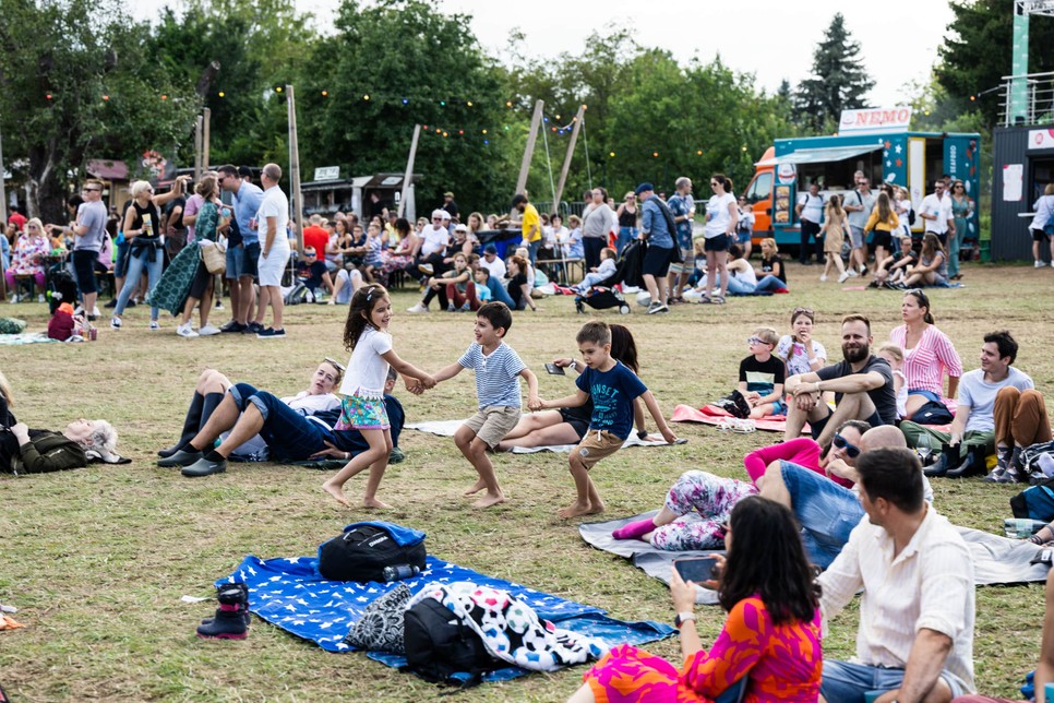 A Jazzpikniken mindenki jól érzi magát – a kicsik önfeledten játszanak, a nagyok pedig élvezik a nyár leglazább pillanatait. Fotó: Mónus Márton