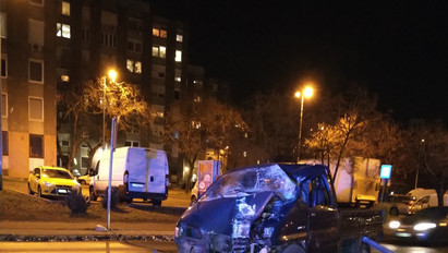 Durva baleset: villanyoszlopnak csapódott egy kisteherautó a X. kerületben – Helyszíni fotók
