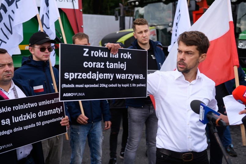 Lider Agrounii Michał Kołodziejczak przed rozpoczęciem protestu rolników w Nowym Mieście nad Wartą. Rolnicy mają przez dobę blokować drogę krajową numer 11