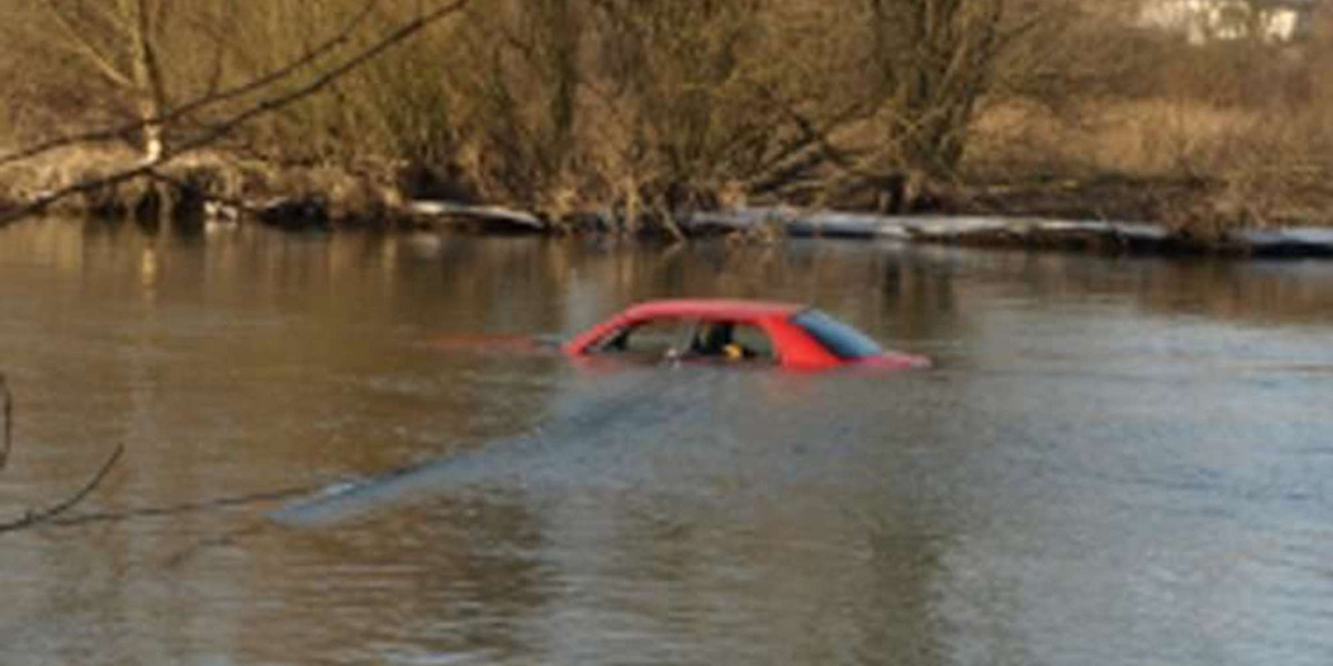 Samochód dryfował w rzece