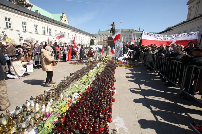 Cymanski ostro o wyrzucani palcych się zniczy