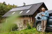 Zasilanie domów elektrykami to niezwykle atrakcyjna opcja. Pozwala zmniejszyć rachunki