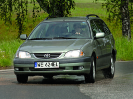 Toyota Avensis I (1997-2003) – optycznie trąci już myszką, ale może niezawodnie służyć