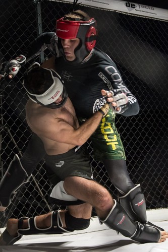 Tak w klatce walczą polscy żołnierze. Panie też zrzuciły mundury i wzięły się za łby