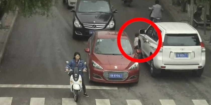 Chiny. Dziewczynka wbiegła pod samochód. Cudem przeżyła